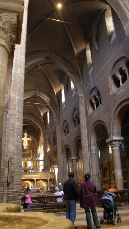 File:Italie, Modène, Duomo ou Cattedrale di Santa Maria Assunta in Cielo e  San Geminiano (XIIe - XIIIe siècles), Arcs en plein cintre en brique rose  (50244858523).jpg - Wikimedia Commons